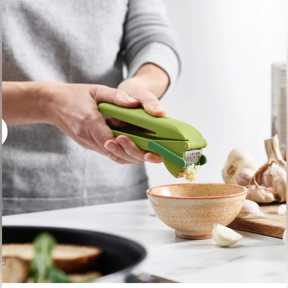 Joseph Joseph CleanForce™ green Garlic Press with cleaning tool new - Picture 3 of 5